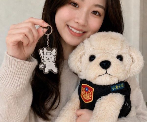 緝毒犬變身反詐大使！小港警送限量人氣緝毒犬娃娃、海洛因磚塊茶包1