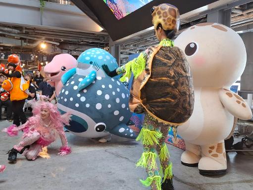 世界鯨鯊日「星星巨人」游進高雄 海保署行動貨櫃展帶民眾認識鯨鯊、學會友善守護3