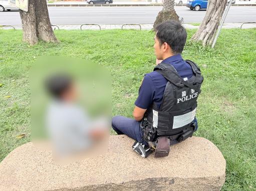 萌童貪看大卡車變身小攝影師！街頭與警大玩躲貓貓 警暖心接送助團圓