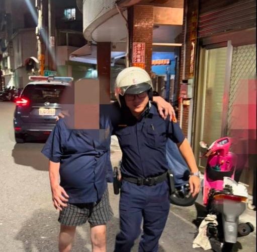 八旬雜貨店翁迷途 小港警暖心護送返家
