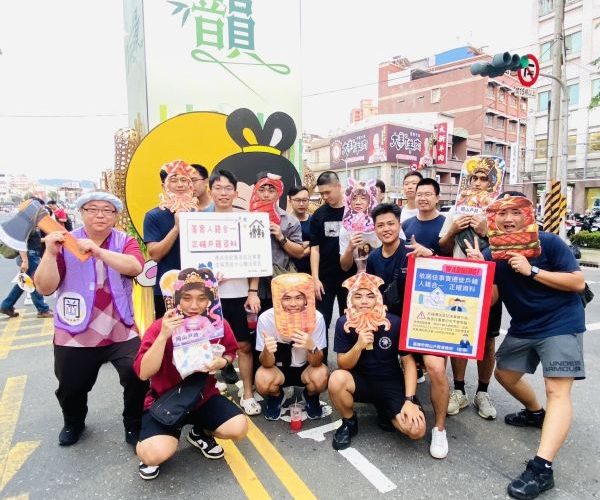 岡山戶政籃籗會宣導趣味又實用 主任化身「吳〝岡〞」陪民眾搞怪拍照1