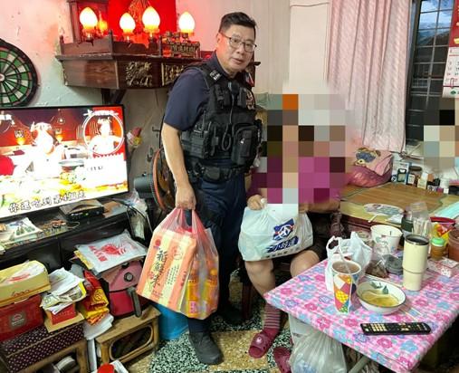 內埔警深耕勤區 暖送宮廟愛心物資助弱勢