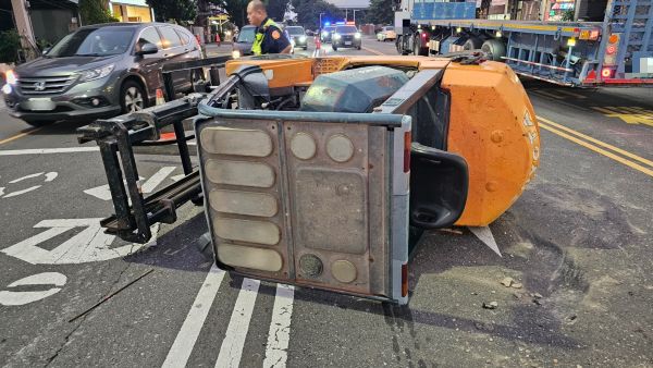聯結車載堆高機掉落 砸中對向自小客車1