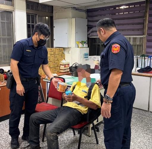 長者迷途街頭嚎啕 「阿恁哪會對我遮好！」 小港暖警奉麵護送返家