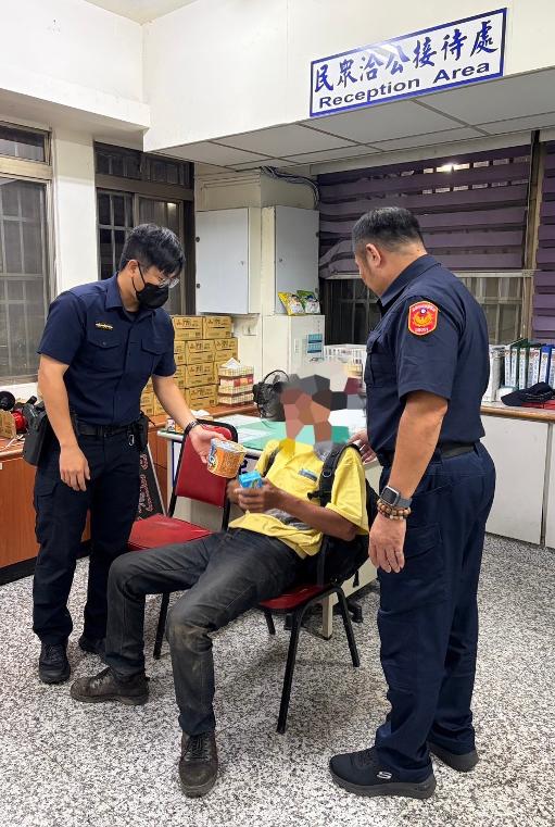 長者迷途街頭嚎啕 「阿恁哪會對我遮好！」  小港暖警奉麵護送返家